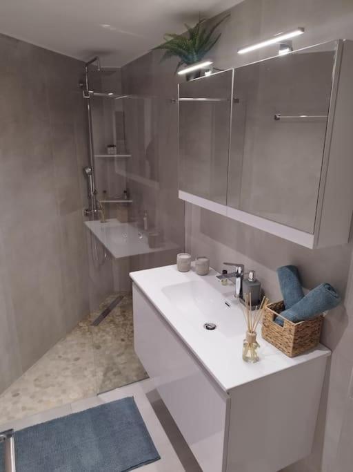 Floral Home 1 - Ground Floor Apt With Courtyard And Private Parking! Αθήνα Εξωτερικό φωτογραφία