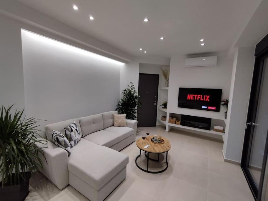 Floral Home 1 - Ground Floor Apt With Courtyard And Private Parking! Αθήνα Εξωτερικό φωτογραφία
